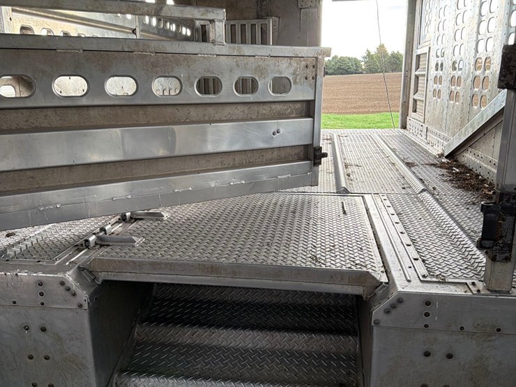 2008-wilson-livestock-trailer-image-79