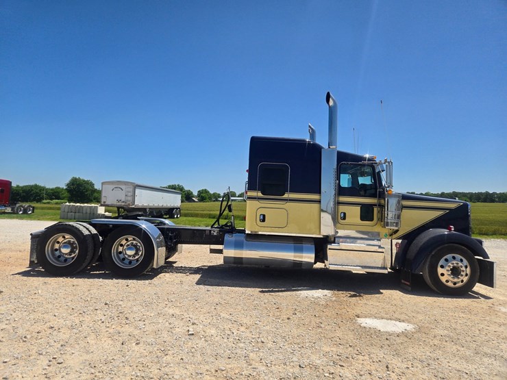 2023-kenworth-w900-image-23