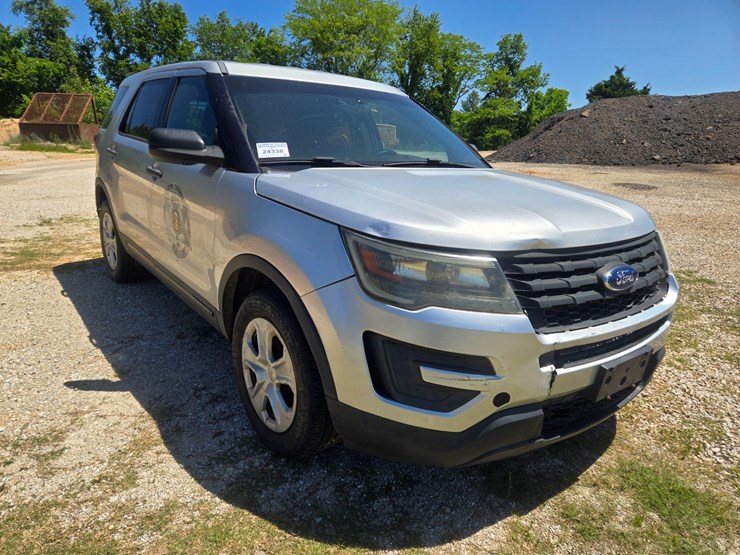 2016-ford-explorer-image-18