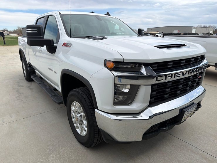 2021-chevrolet-2500hd-image-16