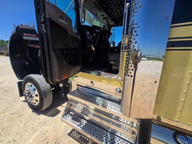 2023-kenworth-w900-image-55