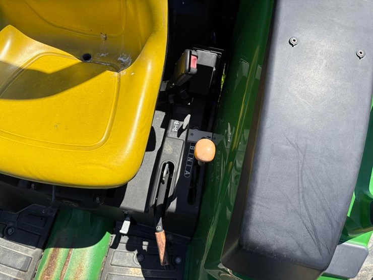 2019-john-deere-4044m-image-18
