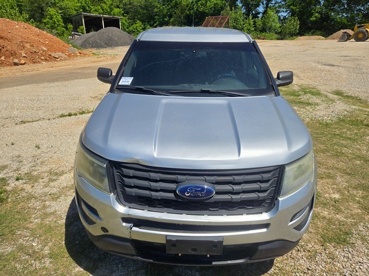 2016-ford-explorer-image-21