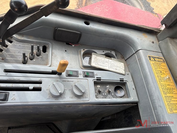 case-7140-ag-tractor-image-20