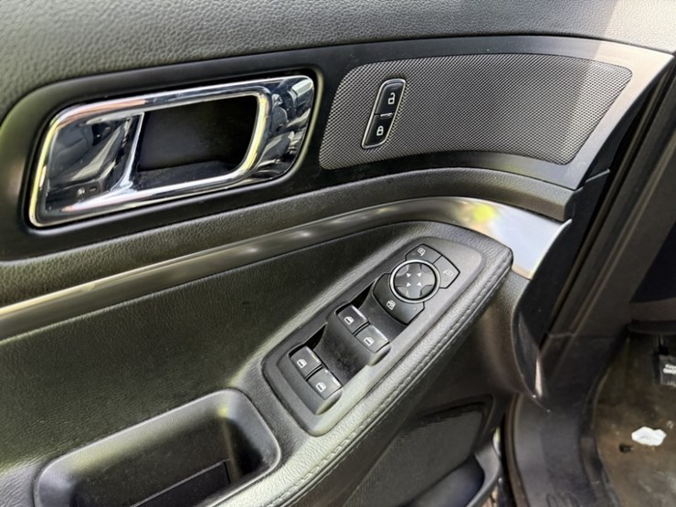 2017-ford-explorer-image-26