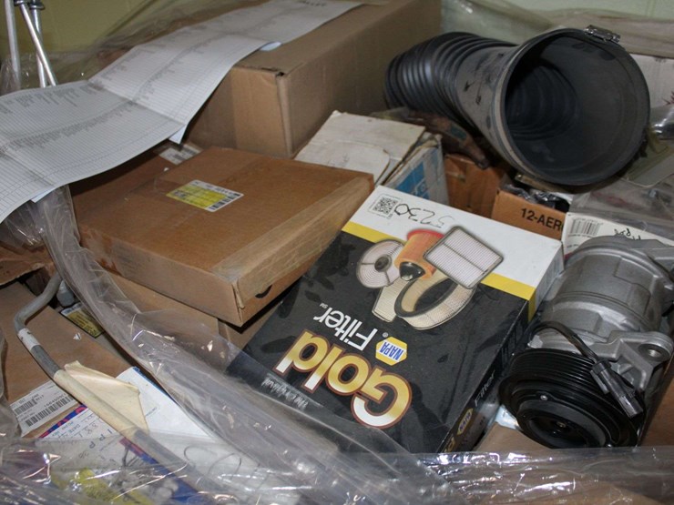 pallet-of-various-automotive-parts-image-9