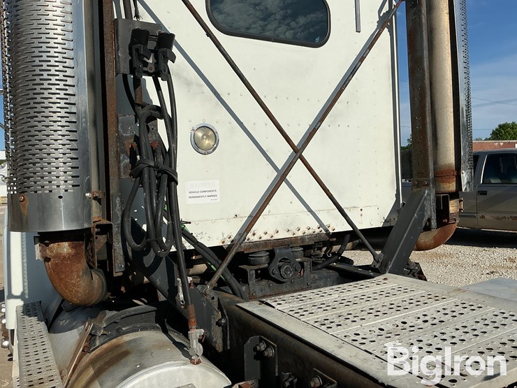 2000-freightliner-fld120-image-15