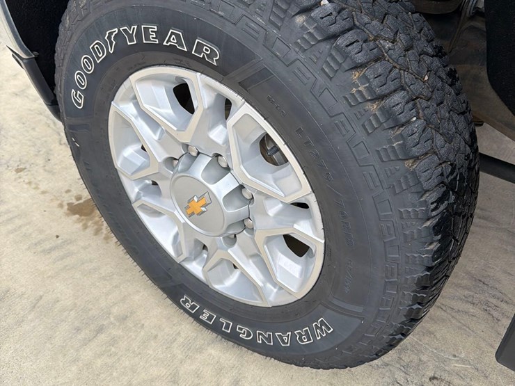 2021-chevrolet-2500hd-image-11