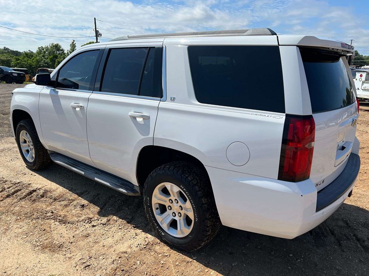 2015-chevrolet-tahoe-lt-image-2
