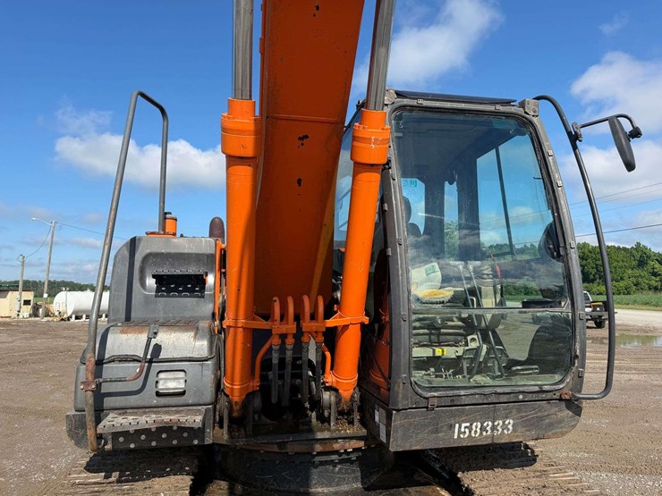 2015-hitachi-zx160-lc-image-13