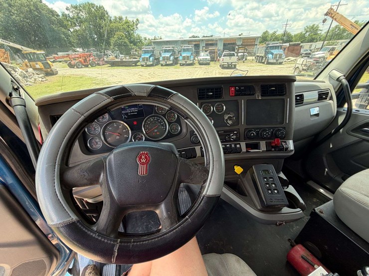 2016-kenworth-t880-image-31