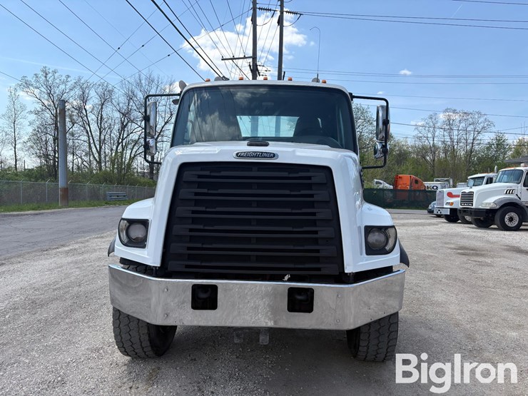 2015-freightliner-108sd-image-2