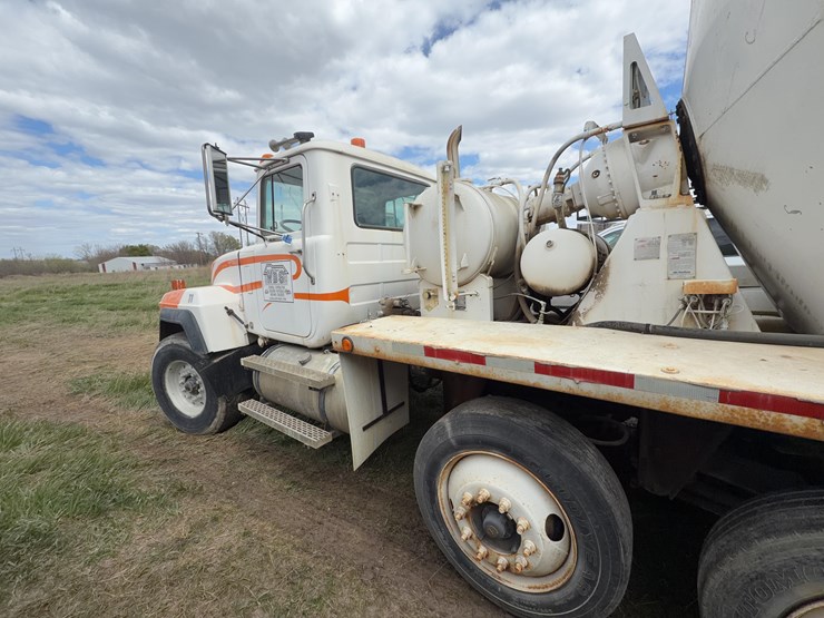2001-mack-rd690s-image-8