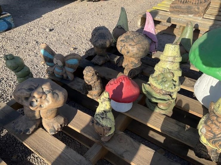 pallet-of-asst-concrete-statues-image-4