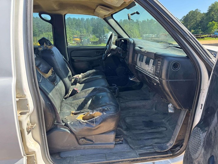 2004-chevrolet-2500-image-13