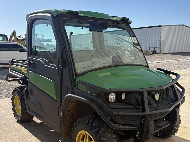 2021-john-deere-gator-image-6