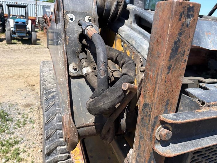 2018-deere-320g-image-11