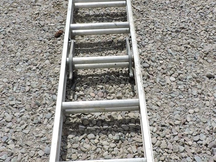 louisville,-24’-aluminum-extension-ladder-image-1