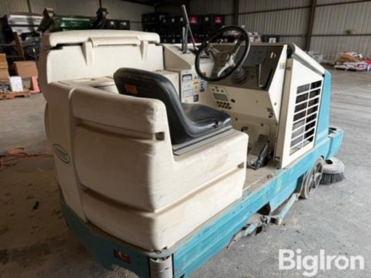 tennant-8200-floor-sweeper-image-5