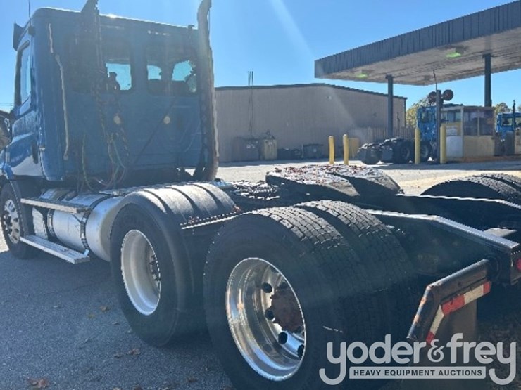2019-freightliner-cascadia-116-image-2