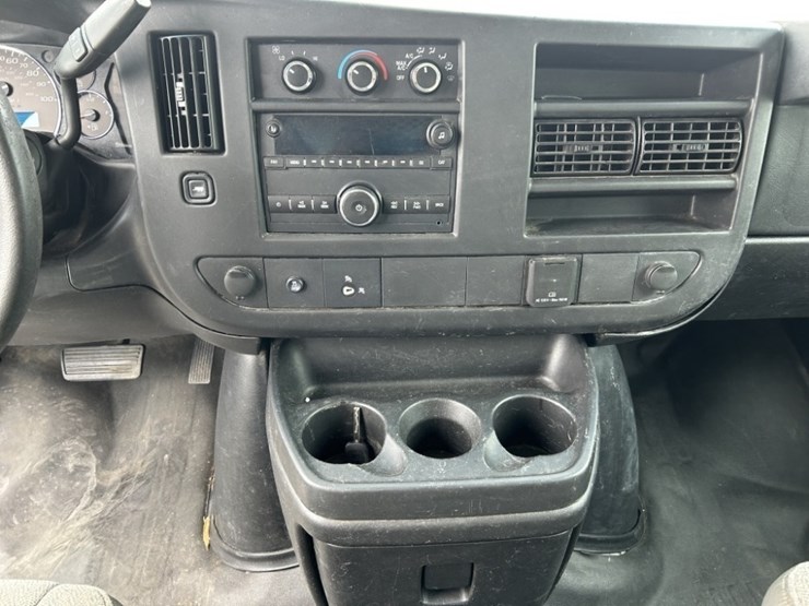 2016-gmc-savana-cargo-van-image-14