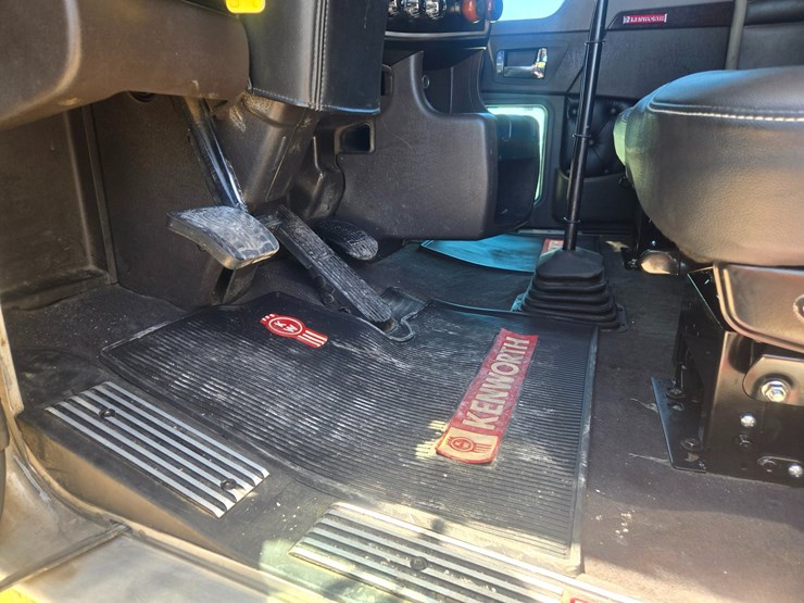 2023-kenworth-w900-image-57