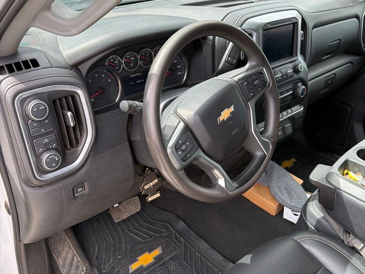 2021-chevrolet-2500hd-image-36
