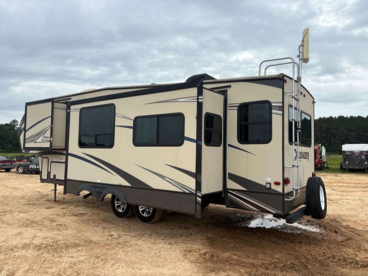 2015-forrest-river-crusader-5th-wheel-travel-trailer-image-2