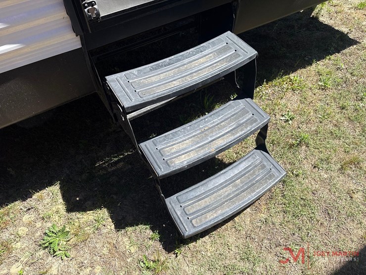 2018-coleman-lantern-edition-263bh-bumper-pull-camper-image-8