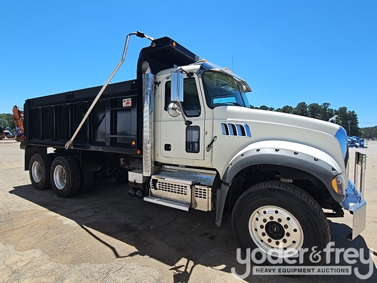 2021-mack-gr64f-image-6