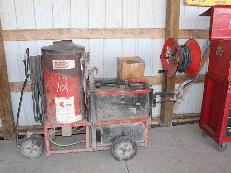 hotsy-hot-water-electric-pressure-washer-image-1