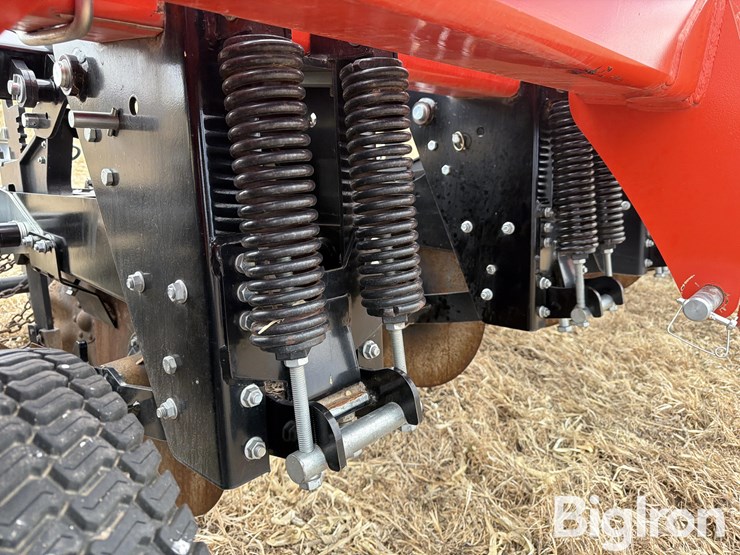 2019-kuhn-gladiator-1205-strip-tiller-image-19