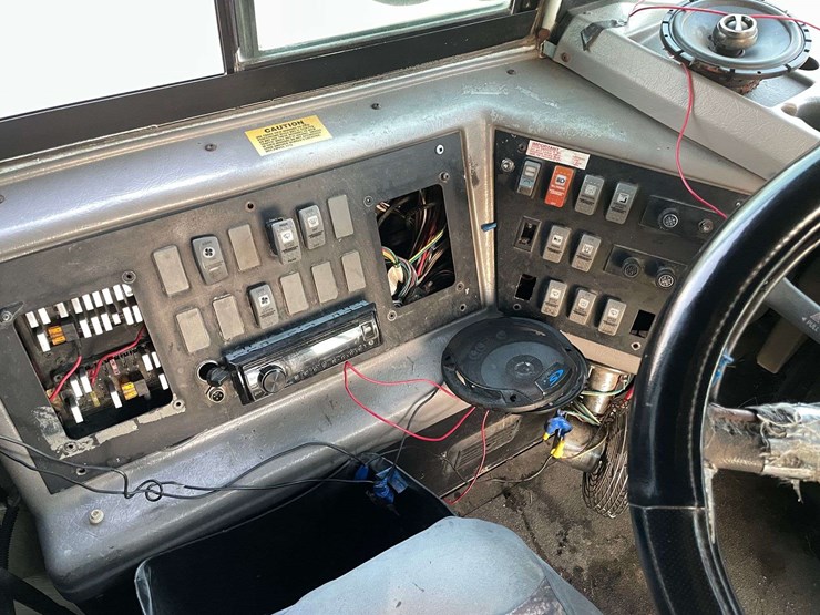 2004-freightliner-fs65-image-12