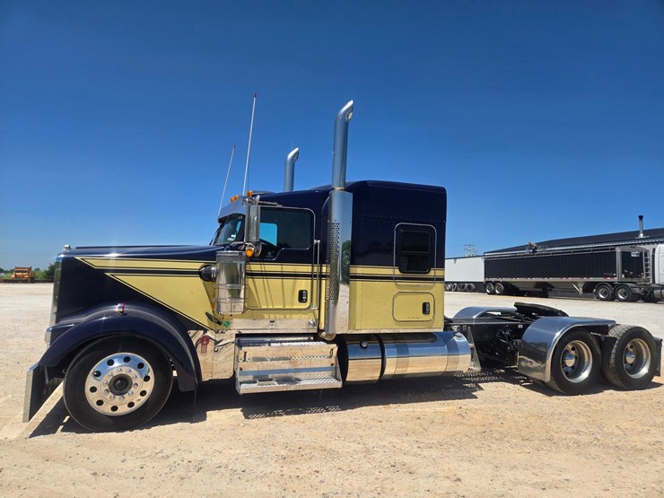2023-kenworth-w900-image-6