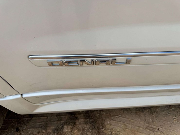2011-gmc-acadia-denali-image-28
