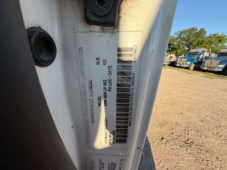 2006-international-durastar-4300-image-36