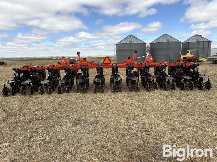 2019-kuhn-gladiator-1205-strip-tiller-image-6