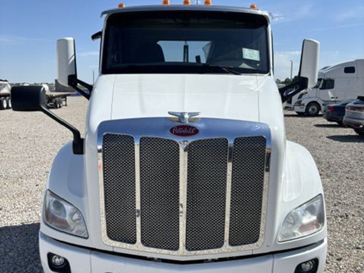2019-peterbilt-579-image-2