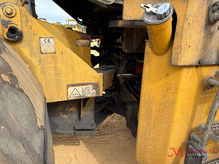caterpillar-416-image-10