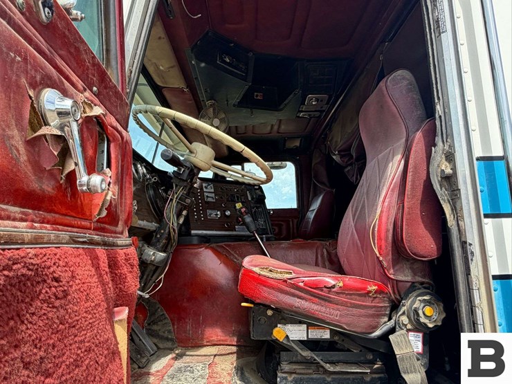 1984-peterbilt-362-image-33