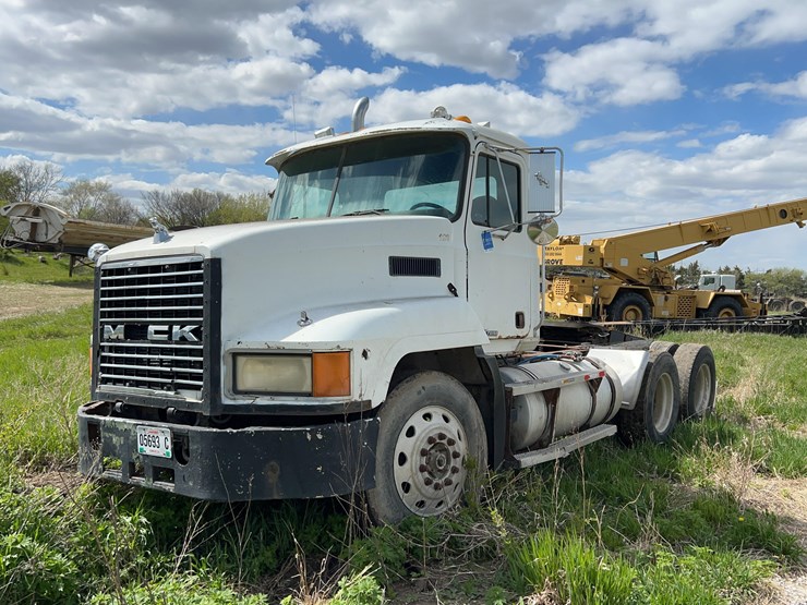 2000-mack-ch613-image-1