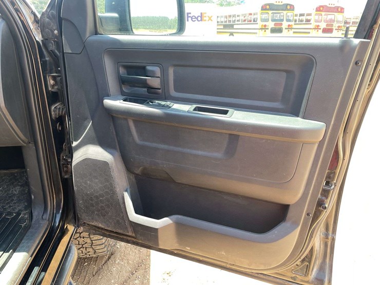 2012-dodge-ram-3500-image-17
