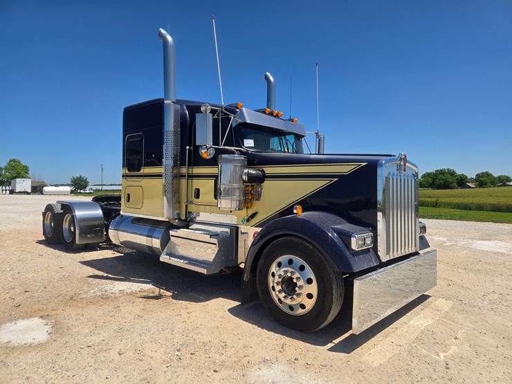 2023-kenworth-w900-image-28