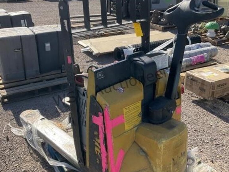 yale-4510lbs-capacity-pallet-jack-image-2