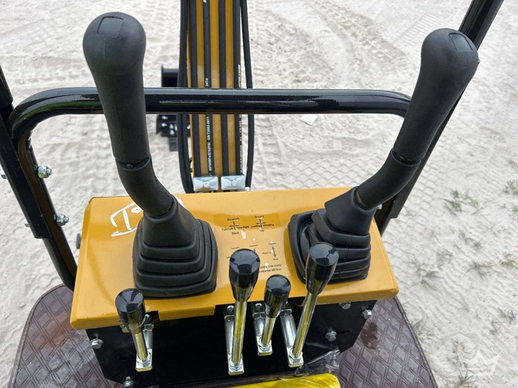 2026-cfg-industrial-h13r-mini-excavator-image-10