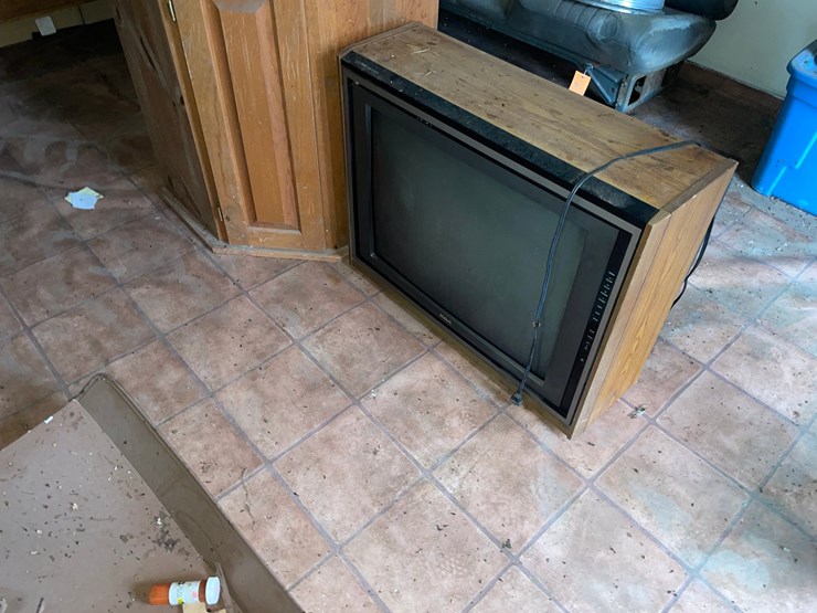 #7059-•-fish-tank-with-stand-and-tv-image-2