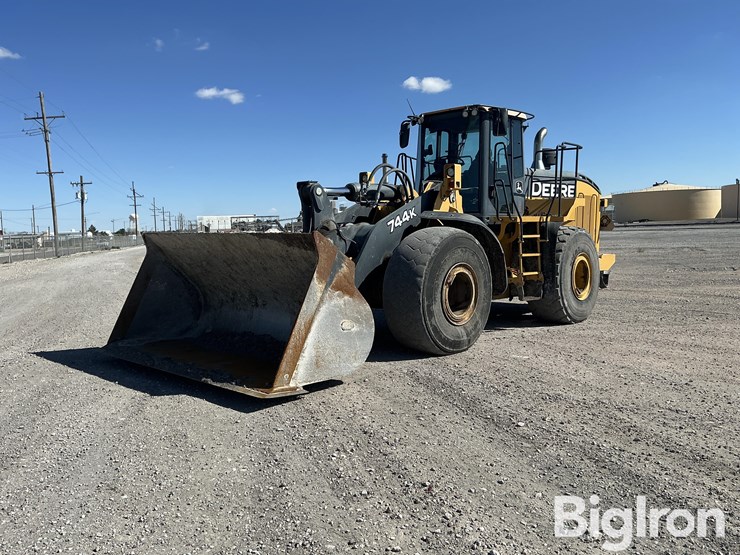 2018-deere-744k-image-1