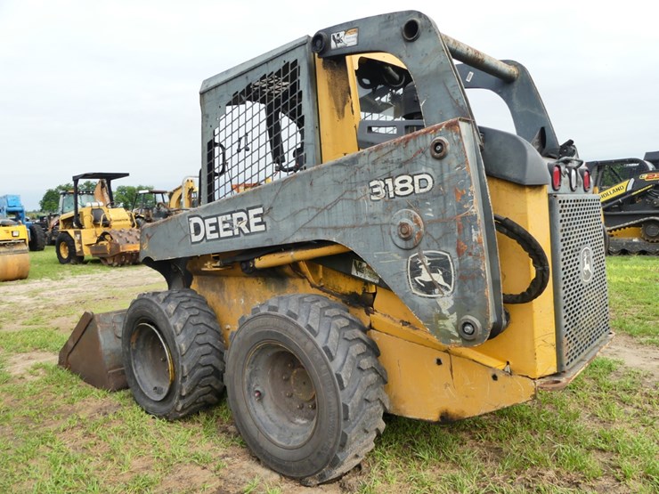 2011-deere-318d-image-4