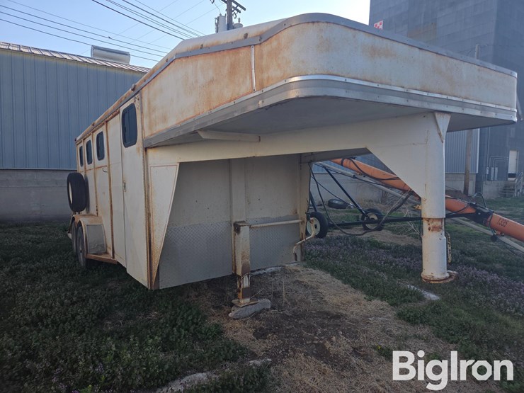 2025-assembled-t/a-livestock-trailer-image-3