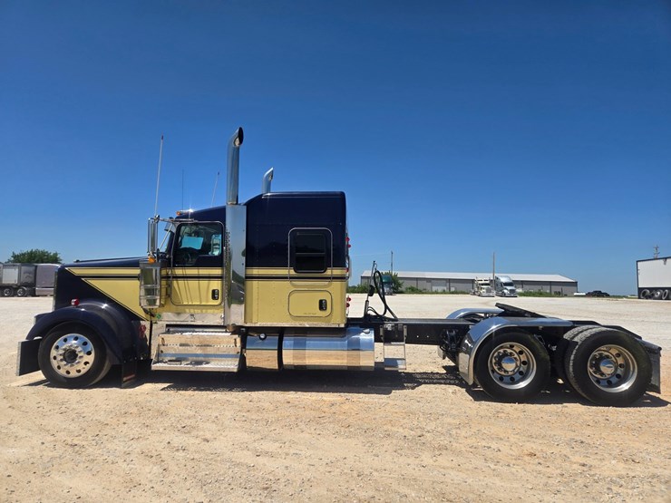 2023-kenworth-w900-image-9